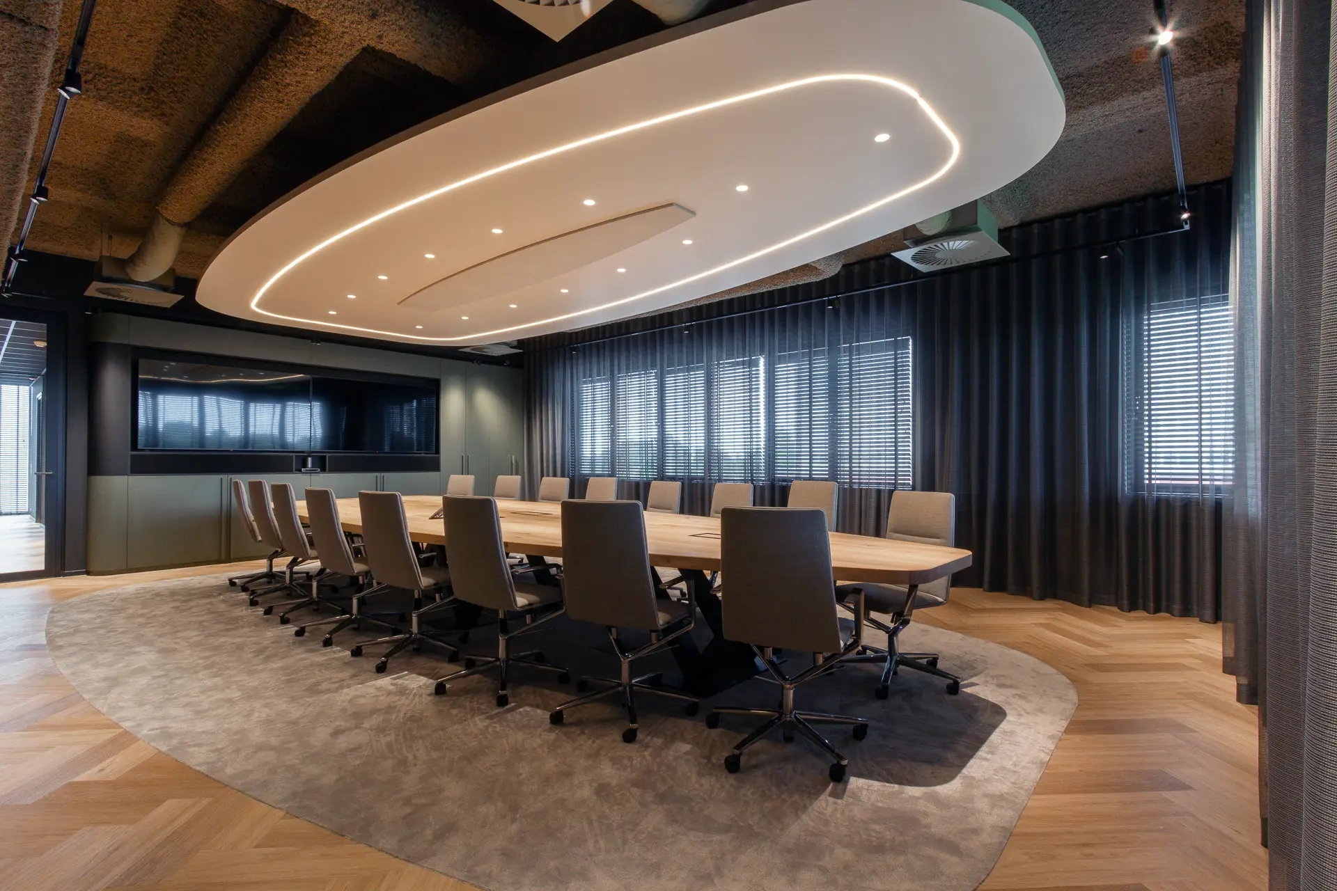 Boardroom Interstellar Group Delft Boardroom met maatwerk vergadertafel ontworpen voor Interstellar Group Delft
